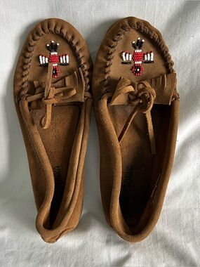 Women’s MINNETONKA Thunderbird Suede Leather Moccasins Beaded Fringe Tan Sz 7.5